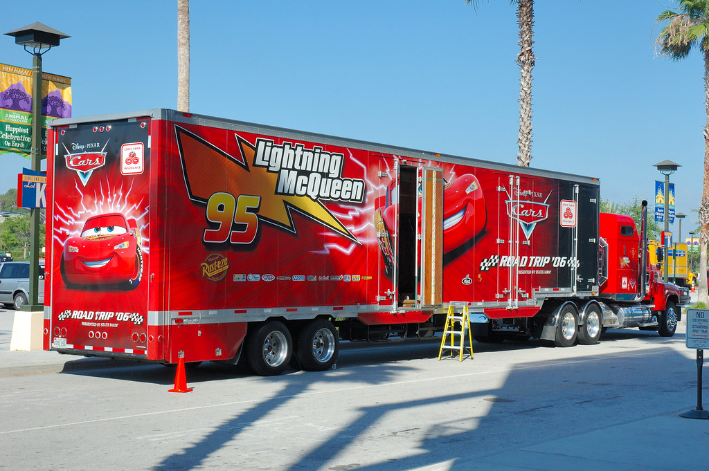Comparatif de contrats d'assurance auto étudié au bureau
